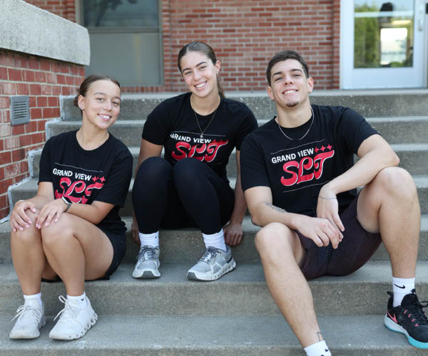 Members of Grand View's Student Leadership Team helping new students move in.